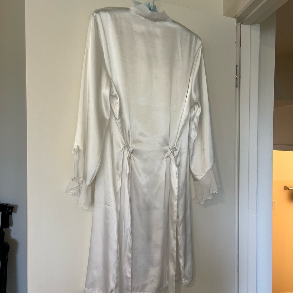 Linea Donatella White Satin Lace Robe - Picture 4 of 5